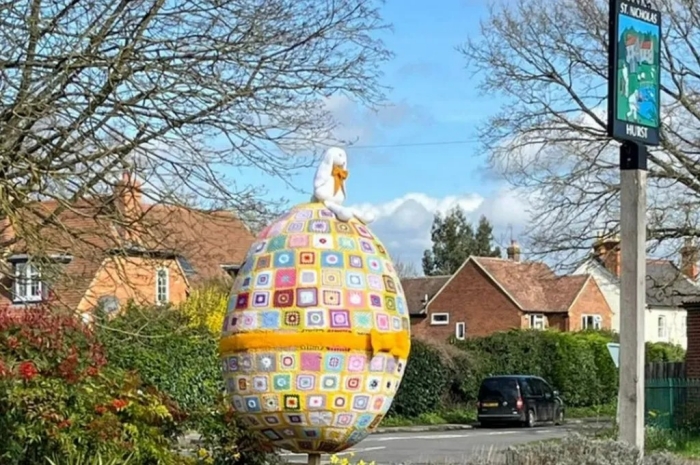 為復活節製作的彩蛋放在村莊入口的歡迎牌下。（photo credit: The Hurst Hookers）